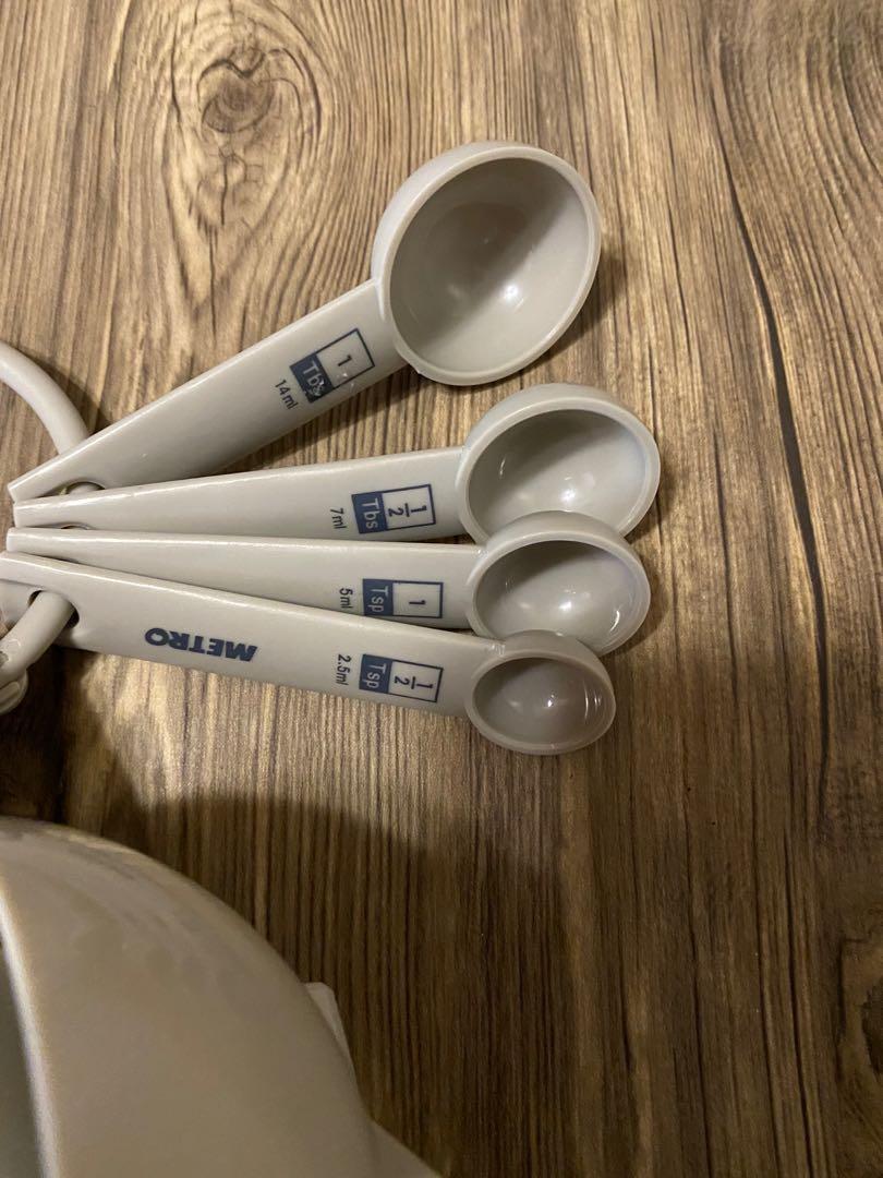 Baking Materials Kitchen Tools 1 Lot (Category: Bakeware) located in Antipolo. Submitted by drfernandez (Listing ID 1017175376, Image 3). Description: Silicon Whisking/ Egg Beater, Measuring Spoons, Silicone Turner, Silicone Spatula (not available anymore), Silicone Large Spoon, Kitchen Grater, Stainless Ladle, Stainless Tong, Chopping Board, Silicone Oven Mitten, Rosetti Colander, Baking Foil Pans, Rectangular Glass Dish, 2 Big Mixing Bowls. Ori