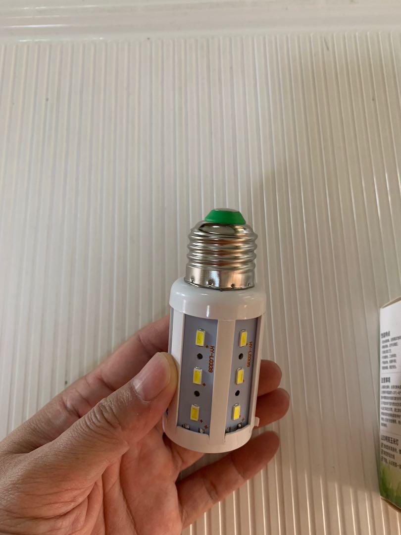 LED light (Category: Lighting) located in Singapore. Submitted by w_eshop (Listing ID 1017250034, Image 2). Description: •LED 5W ( equivalents to 25W normal light bulb) •E27 connector •$2 each.