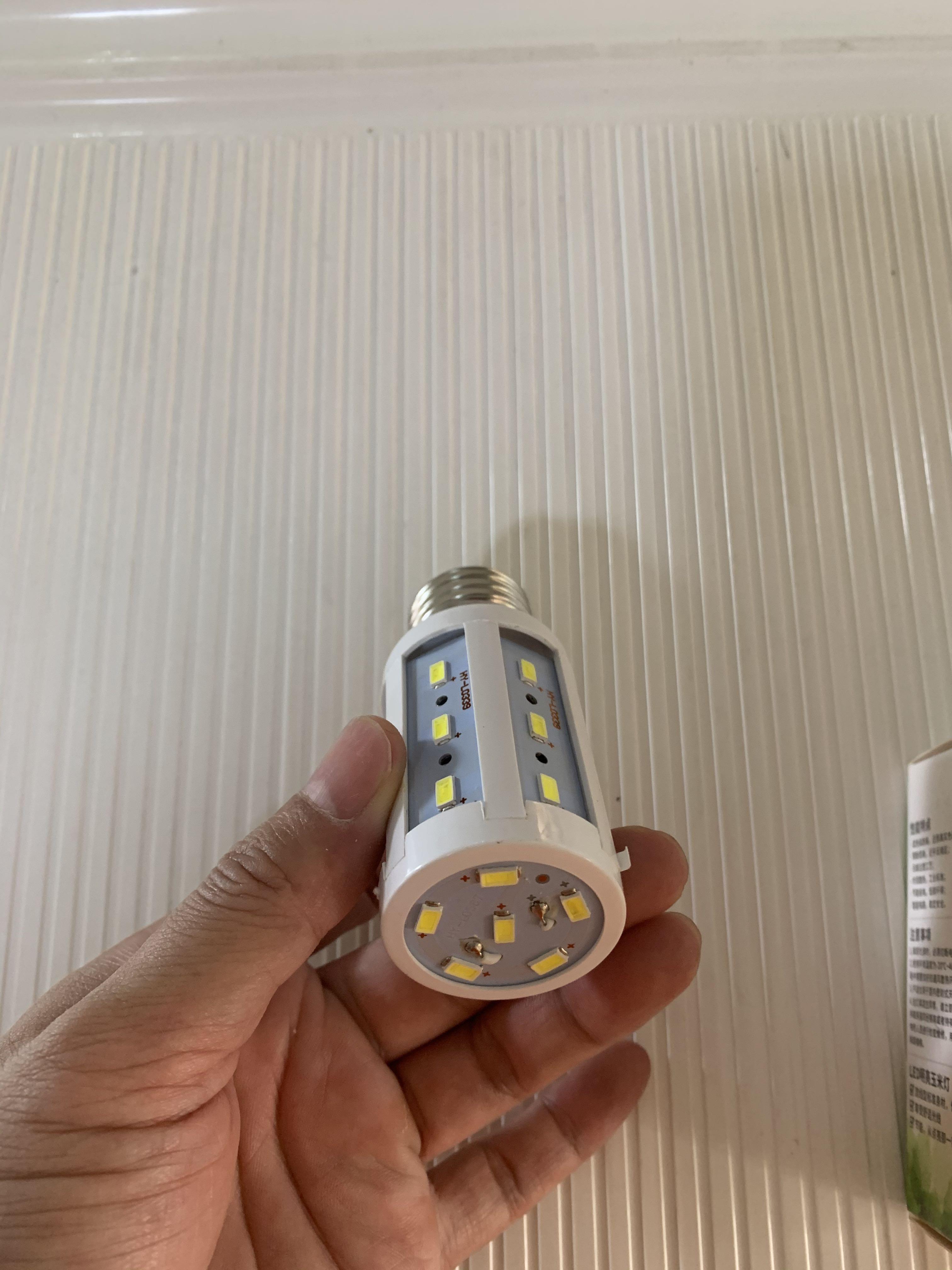 LED light (Category: Lighting) located in Singapore. Submitted by w_eshop (Listing ID 1017250034, Image 1). Description: •LED 5W ( equivalents to 25W normal light bulb) •E27 connector •$2 each.