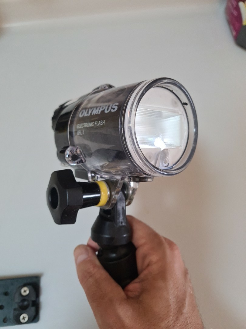 Olympus UFL-1 underwater Strobe + Arm support + bag, Photography