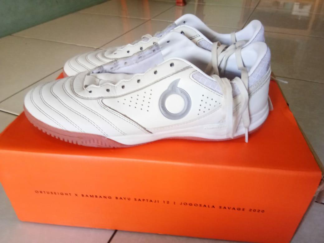 Sepatu Futsal Ortuseight Jogosala Savage Bbs White Original Olah Raga Baju Olahraga Di Carousell