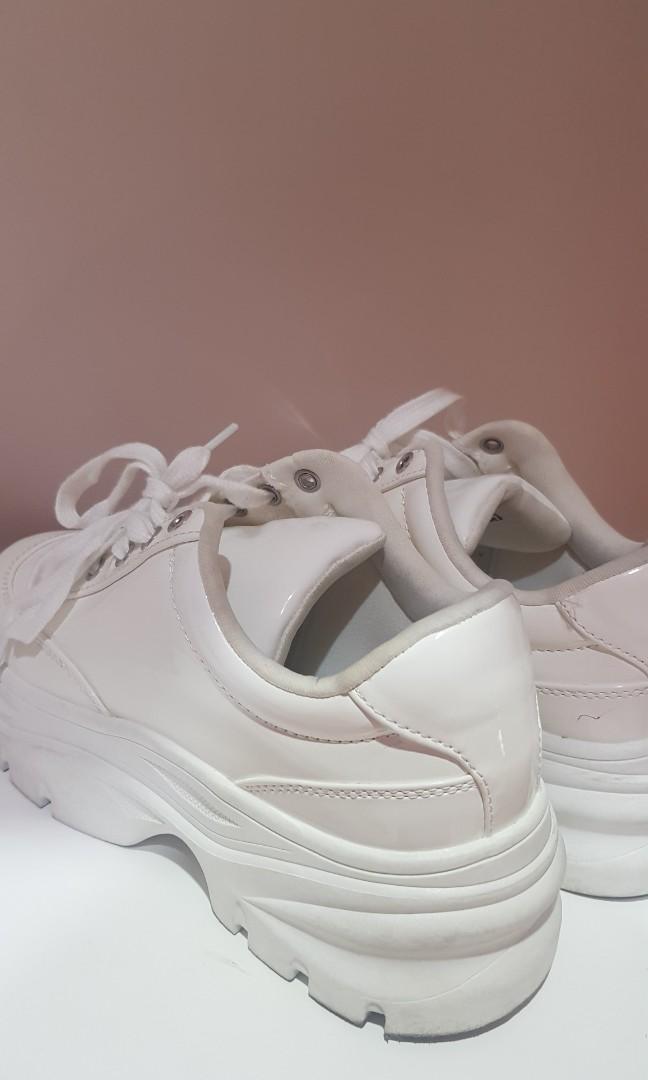 Sepatu Putih Wanita / Sneakers H\u0026M on 