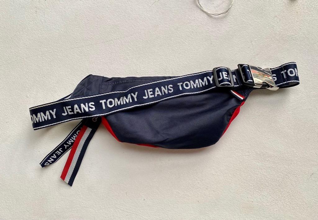 tommy jeans logo fanny pack