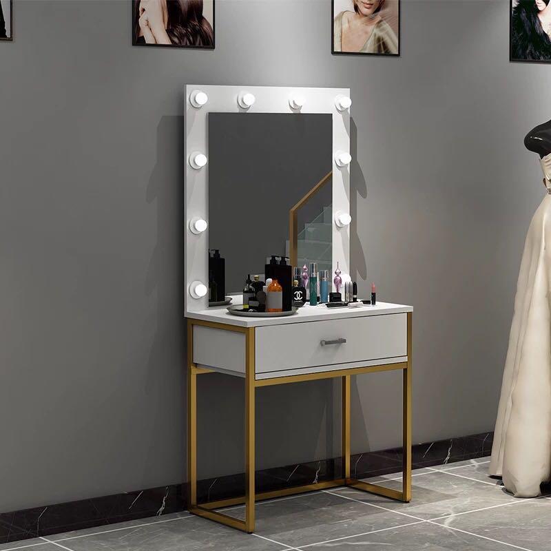 Dressing table with deals light bulbs