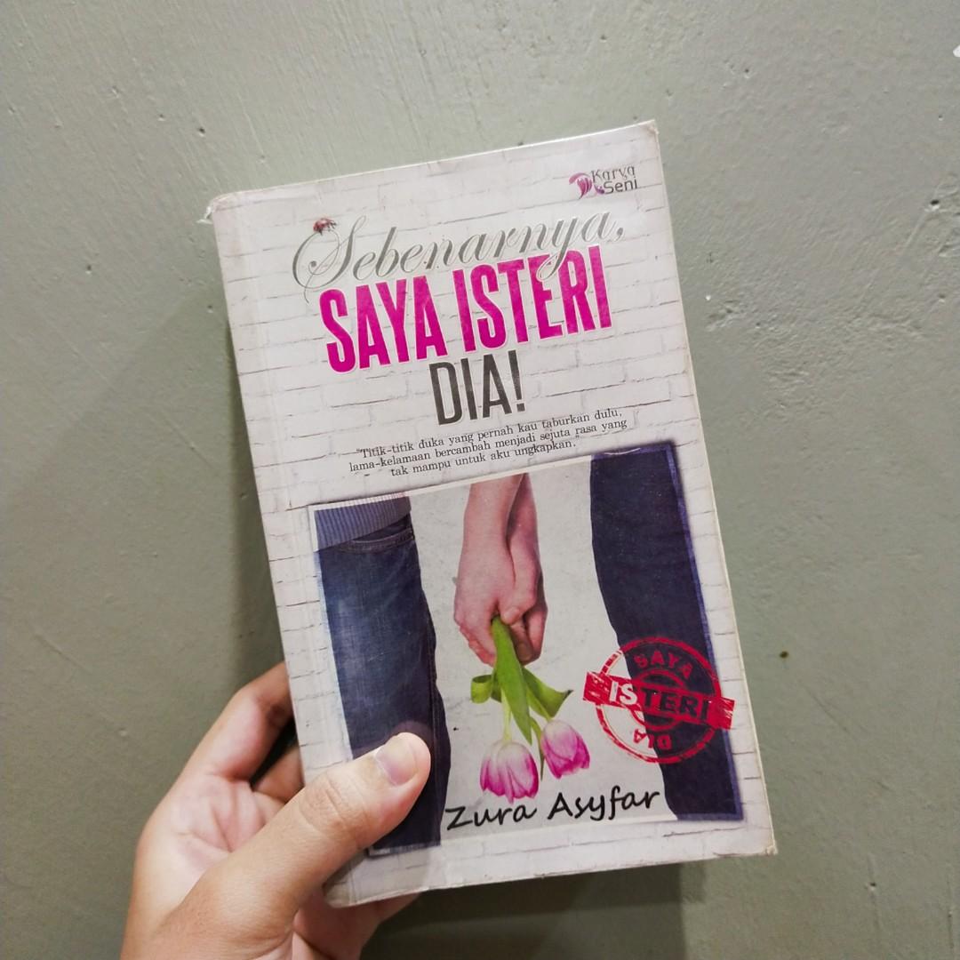 Novel Prelove Sebenarnya Saya Isteria Dia Books Stationery Books On Carousell