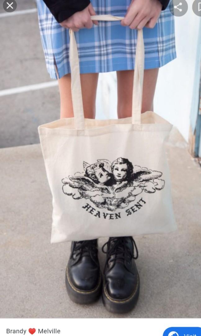 Brandy Melville heaven sent tote bag, 女裝, 手錶及配件, 其他飾物 - Carousell