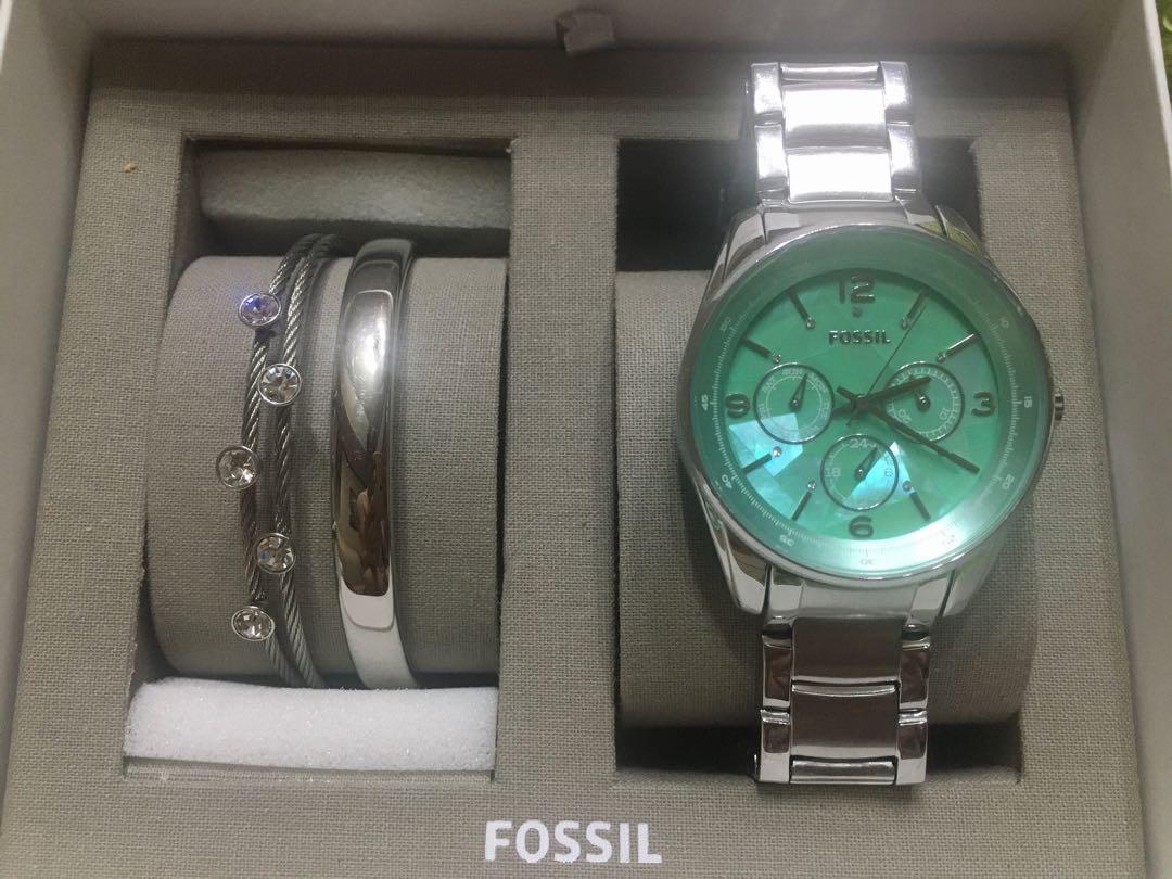 Fossil Original Watch & Bracelet Set (Category: Women's Watches) located in Quezon City. Submitted by declutter_project (Listing ID 1011312291, Image 2). Description: Slightly used 100% Authentic Stainless Steel Bracelet Band Width: 18mm .