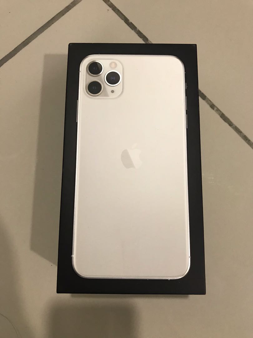 iphone 11 pro with earpods