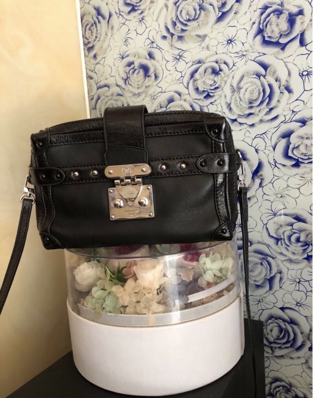 Louis Vuitton soft trunk Rouge large clutch black Sling ...