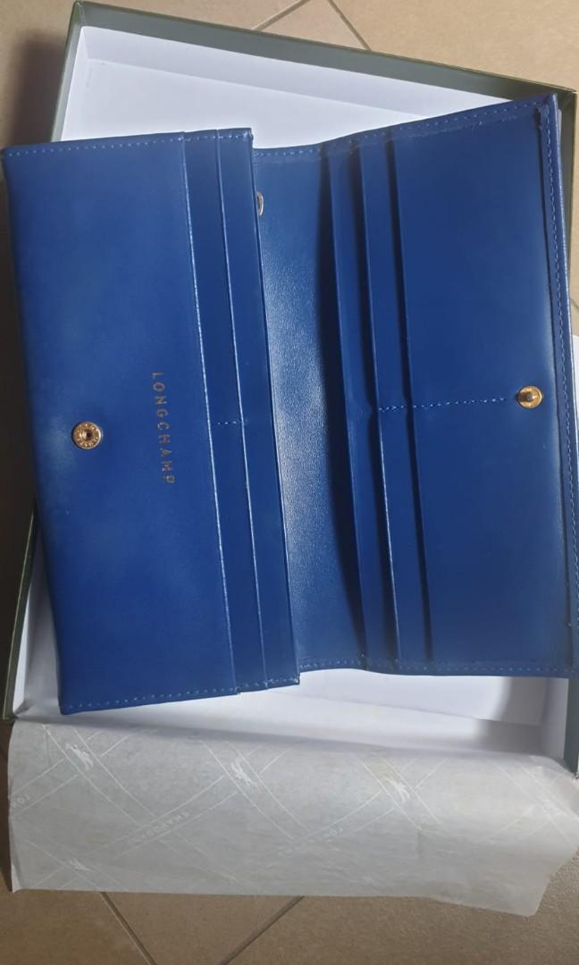 Wallet (Category: Wallets & Card Holders) located in Singapore. Submitted by 09130815k (Listing ID 1011296694, Image 3). Description: Fast deal at $30nett Rarely use therefore got stain as shown on pic Not for fussy buyer Exclude postage.