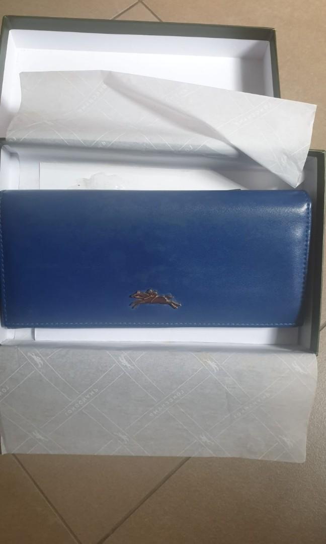 Wallet (Category: Wallets & Card Holders) located in Singapore. Submitted by 09130815k (Listing ID 1011296694, Image 4). Description: Fast deal at $30nett Rarely use therefore got stain as shown on pic Not for fussy buyer Exclude postage.