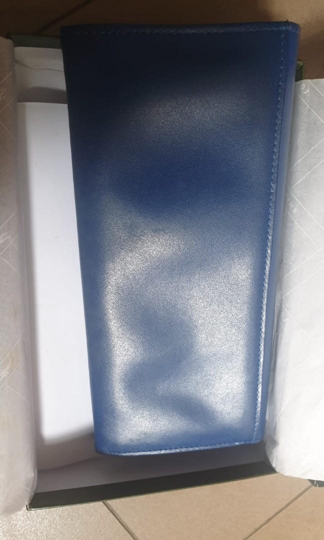 Wallet (Category: Wallets & Card Holders) located in Singapore. Submitted by 09130815k (Listing ID 1011296694, Image 5). Description: Fast deal at $30nett Rarely use therefore got stain as shown on pic Not for fussy buyer Exclude postage.
