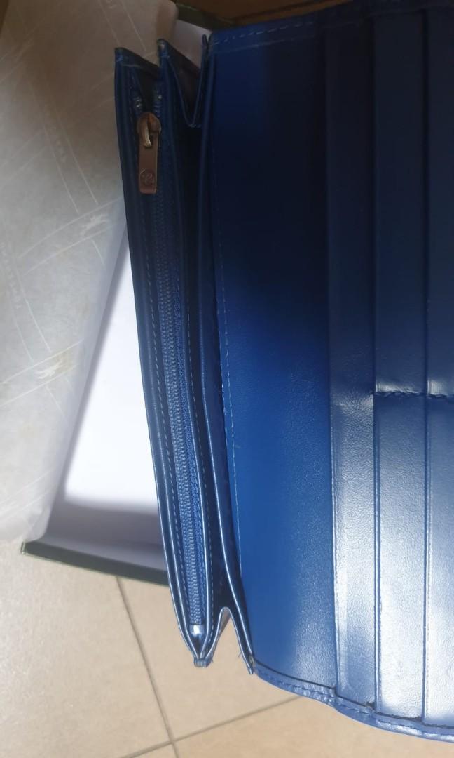 Wallet (Category: Wallets & Card Holders) located in Singapore. Submitted by 09130815k (Listing ID 1011296694, Image 6). Description: Fast deal at $30nett Rarely use therefore got stain as shown on pic Not for fussy buyer Exclude postage.