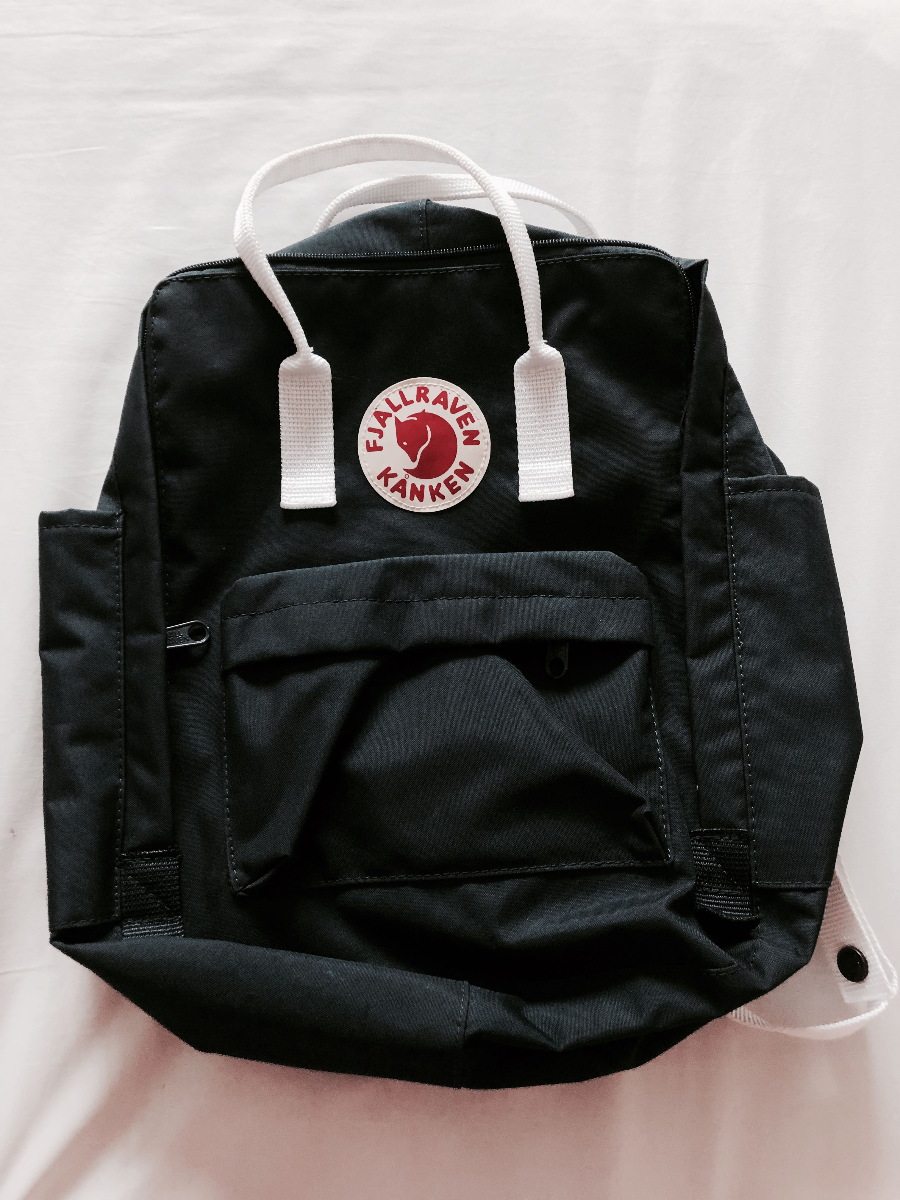 kanken navy blue with white straps