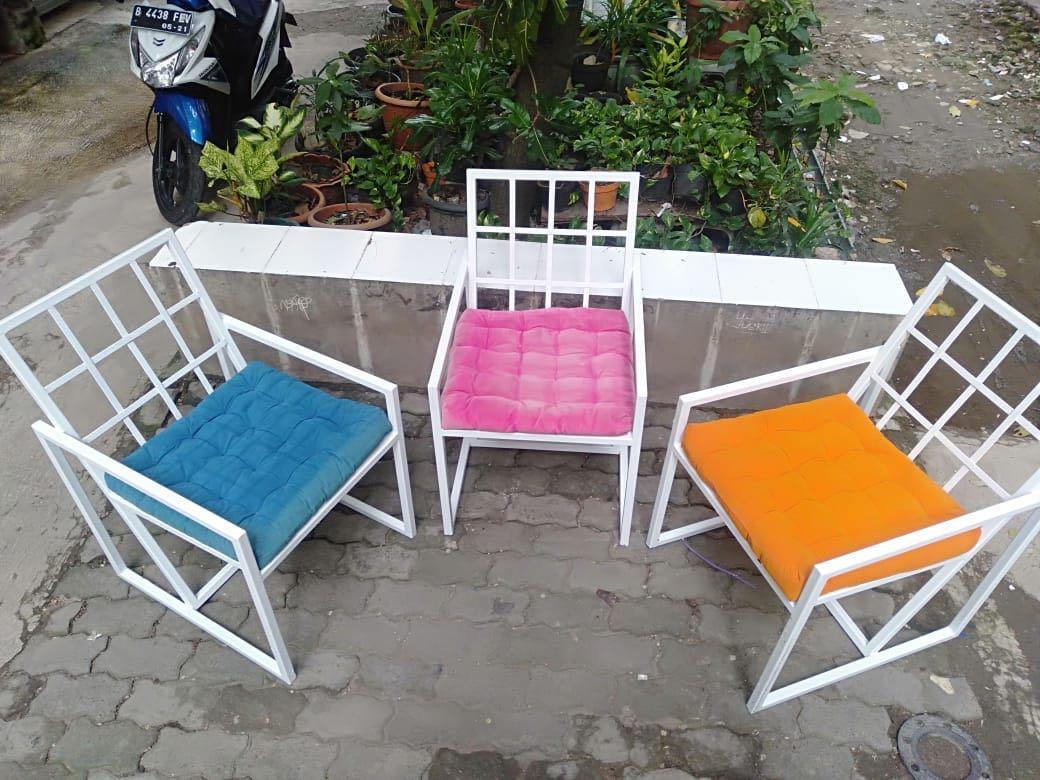 Kursi Teras Besi Harga Pcs Avail 12 Pcs Perabotan Rumah Di Carousell Set kursi teras bangkok ini terdiri dari dua kursi dan 1 meja kecil, bahan baku yang digunakan untuk membuat kursi teras ini adalah kayu jati berkualitas yang dipadukan dengan warna finishing warna melamine gloss membuat. kursi teras besi harga pcs avail 12 pcs