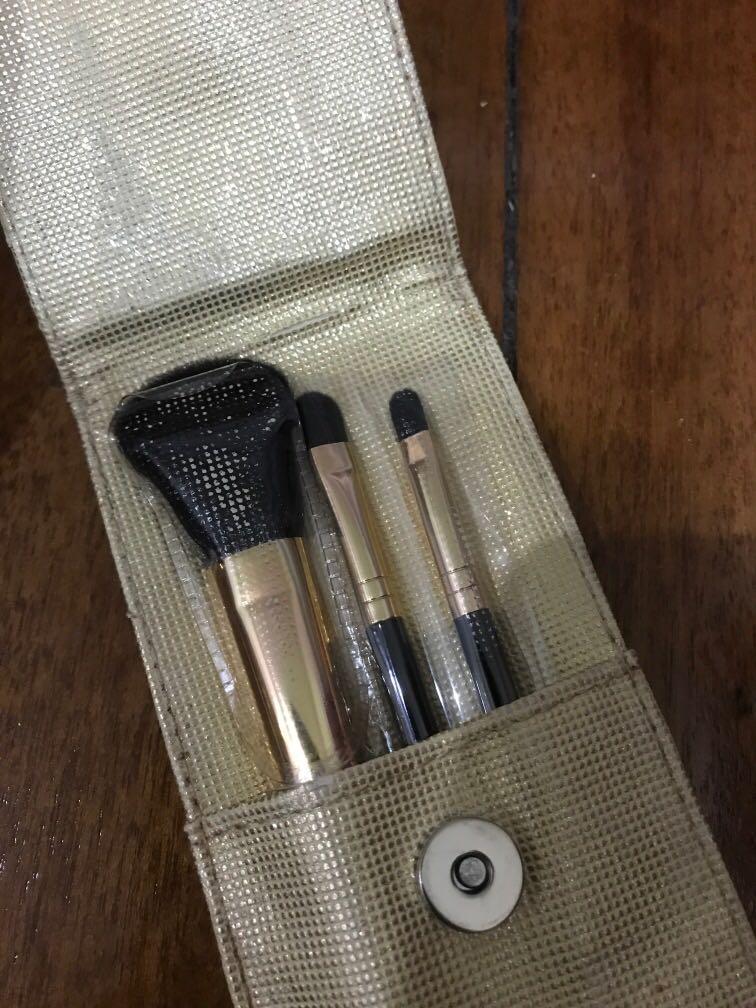 Loreal Paris Makeup Brush Health Beauty Makeup On Carousell