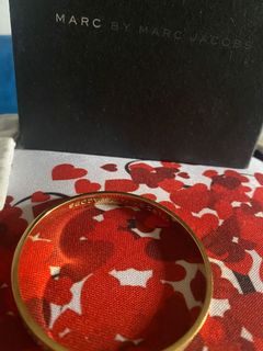 (Category: ) located in . Submitted by Thrifted (Listing ID 1011444081, Image 1). Description: .