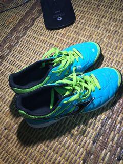 kasut futsal mizuno