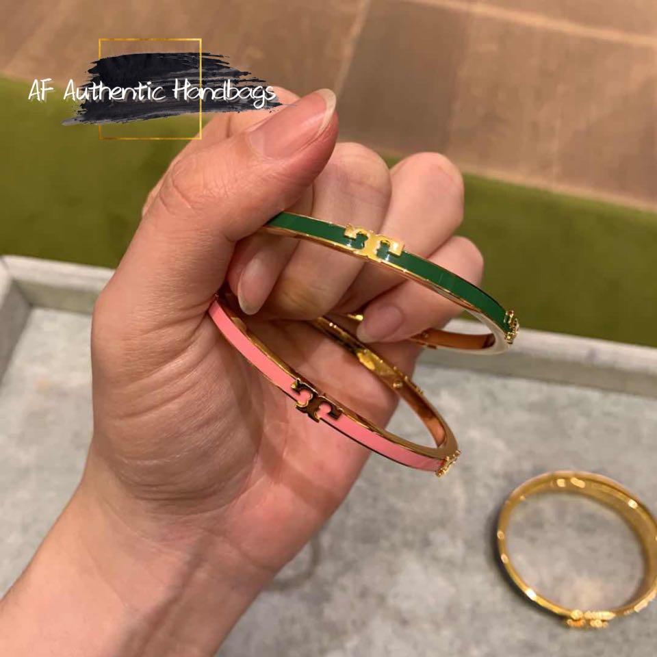 ✨Ready Stock✨ TORY BURCH Serif-T Enamel Bracelet 两个颜色 专柜款打折‼️‼️ RM3XX🔥,  Women's Fashion, Jewelry & Organisers, Body Jewelry on Carousell