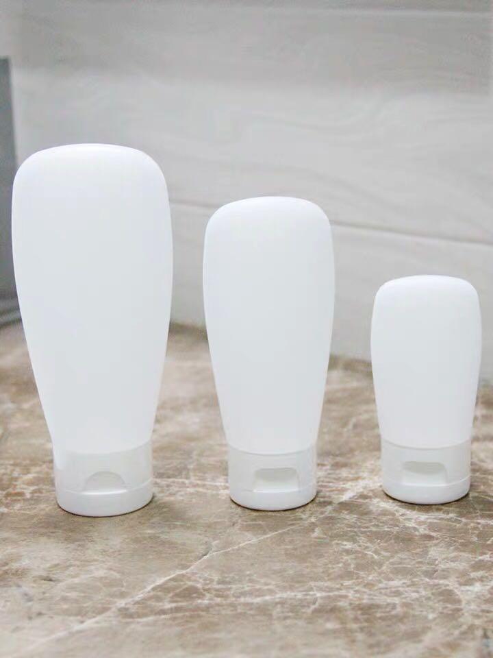 100ml refillable empty tubes (bundle) (Category: Fragrance & Deodorants) located in Skudai. Submitted by movingoutsalejb (Listing ID 1011916648, Image 1). Description: 5pcs/pkt.