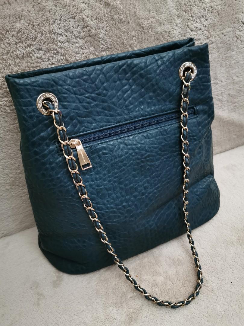 Banabana Chain Sling Bag (Category: Beach Bags) located in Pasig City. Submitted by chichirepublic (Listing ID 1011932304, Image 3). Description: Preloved Banabana Chain Sling bucket bag in like new condition. No flaws, no issues. Guaranteed original..