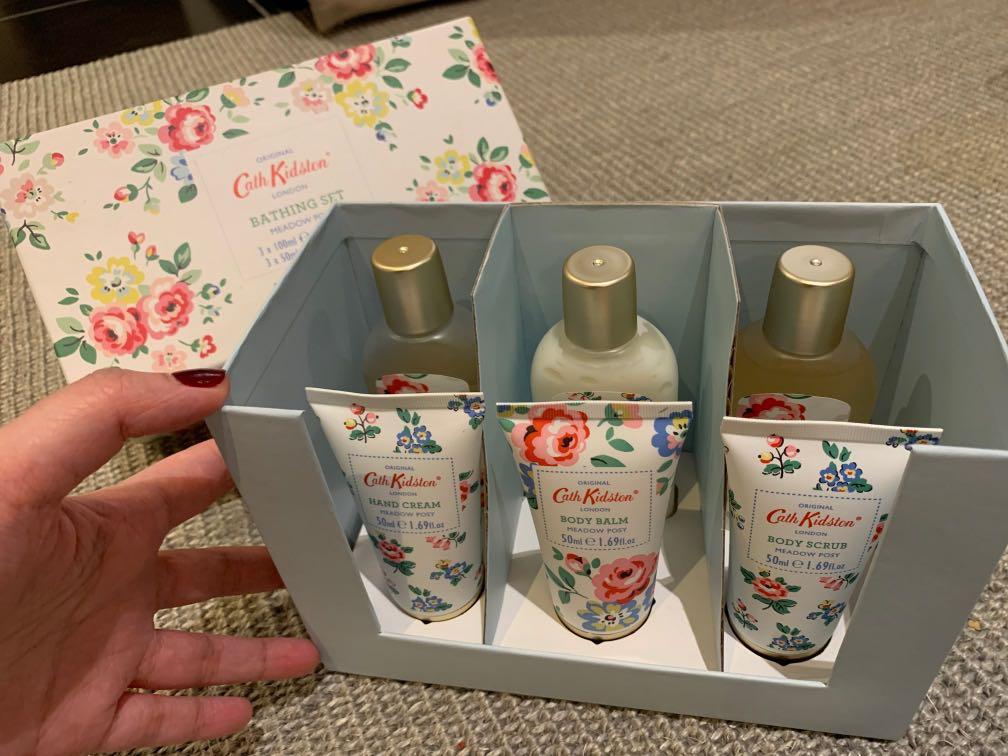 Cath Kidston Gift set (Category: Bath) located in Makati City. Submitted by dripa (Listing ID 1011874136, Image 2). Description: Perfect for monthsary, birthday, thank you gift. ORIGINAL and Includes all! 50ml Hand cream 50ml Body balm 50 ml Body scrub 100ml shampoo and conditioner 100 ml body lotion 100ml body wash.