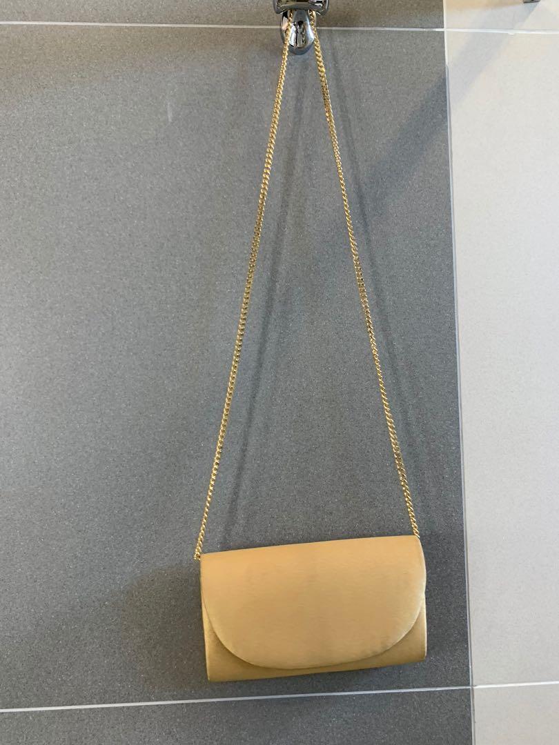 gold clutch bag with detachable chain strap (Category: Clutches) located in Quezon City. Submitted by fjpurple (Listing ID 1011806556, Image 3). Description: used once only! has flaws perfect for parties/formal wear pm for more info ❤️.
