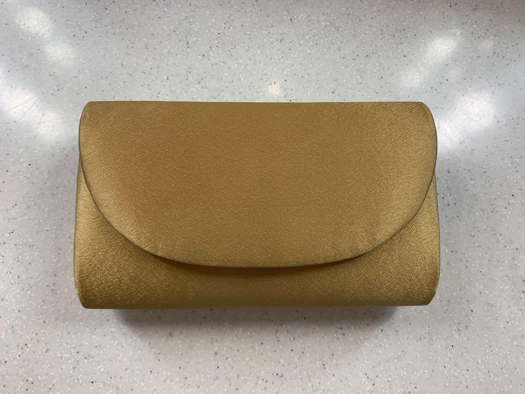 gold clutch bag with detachable chain strap (Category: Clutches) located in Quezon City. Submitted by fjpurple (Listing ID 1011806556, Image 1). Description: used once only! has flaws perfect for parties/formal wear pm for more info ❤️.