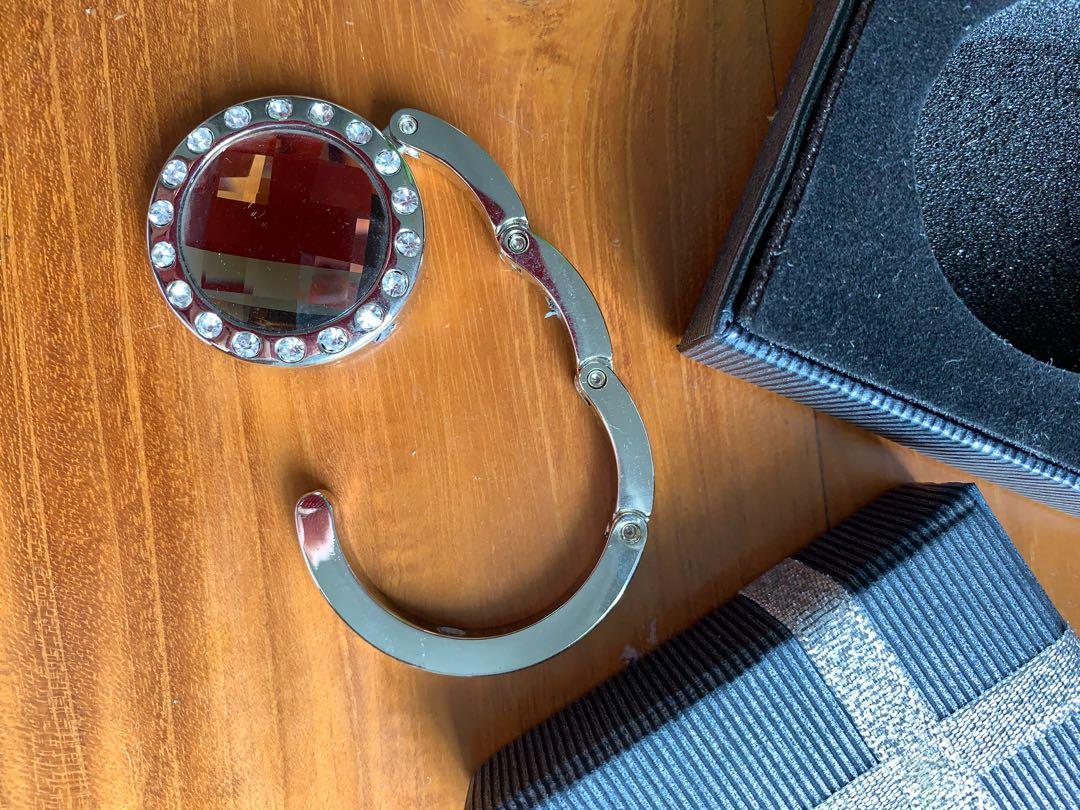 Handbag Table Hook (Category: Accessory holder, box & organisers) located in Petaling Jaya. Submitted by totalnic (Listing ID 1011759124, Image 2). Description: Pretty handbag table hook that is still in its original package. COD for Ara Damansara and Mutiara Damansara areas. .