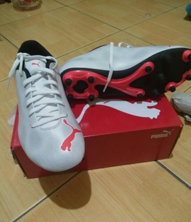 Sepatu Sepakbola Puma Rapido Fg White Gray Black Red Blast Olah Raga Perlengkapan Olahraga Lainnya Di Carousell