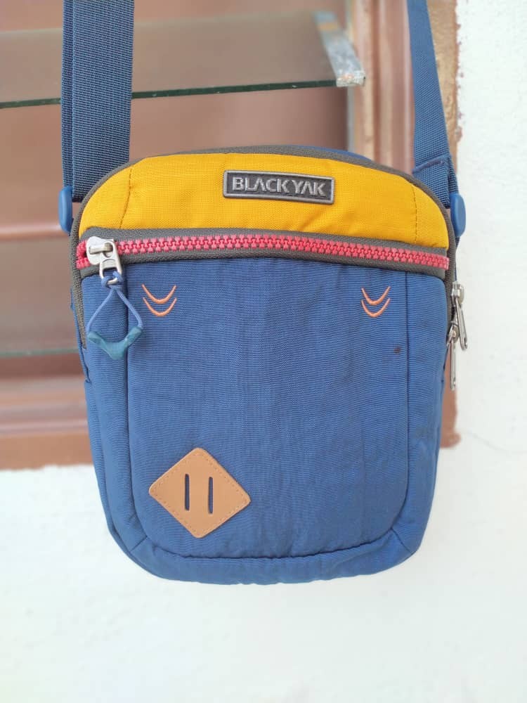 Black yak on sale sling bag