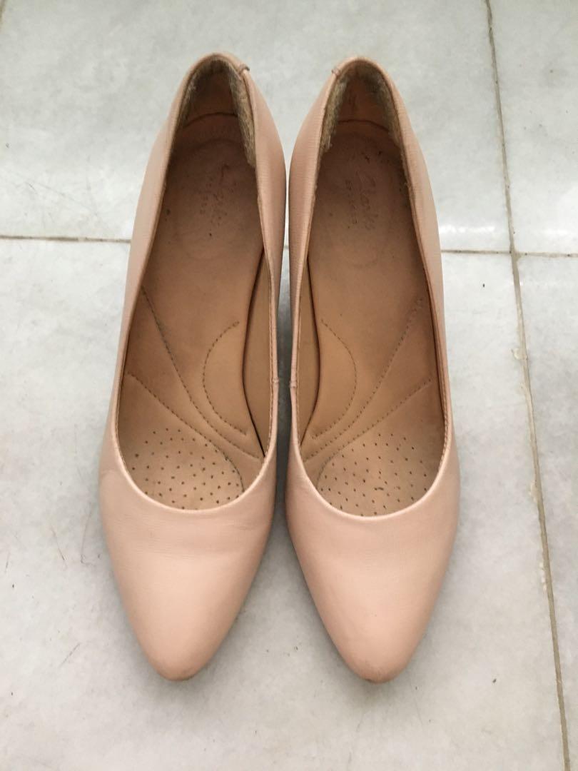 clarks kitten heel pumps