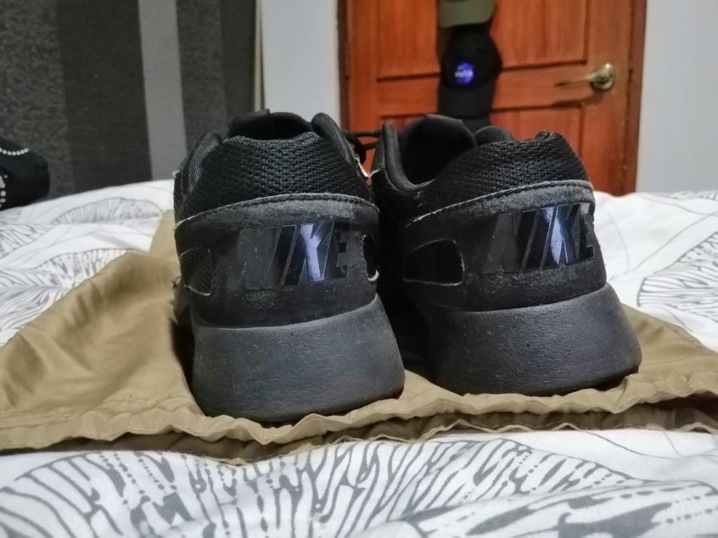 Nike kaishi triple black sale