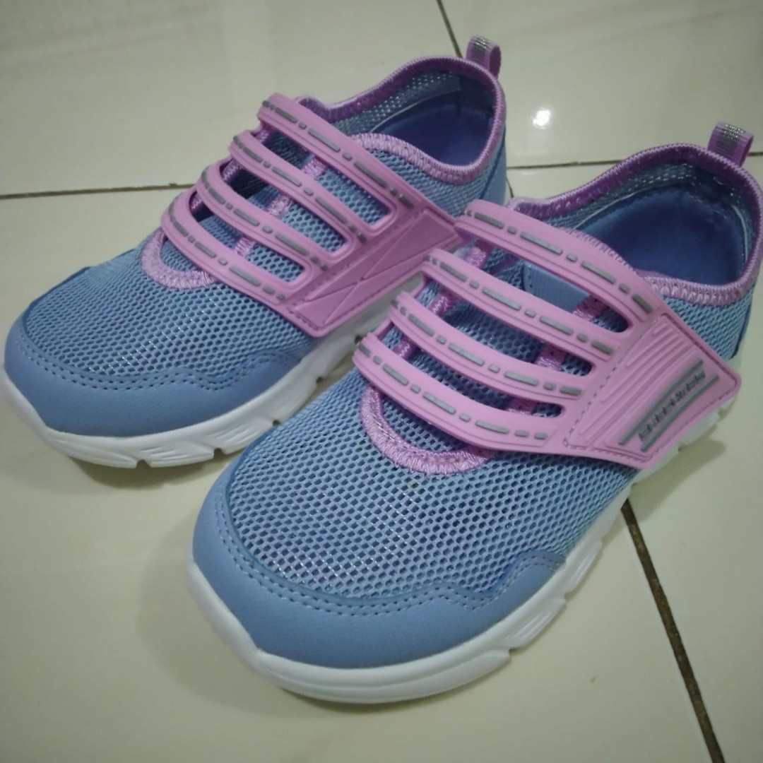 sepatu sport skechers