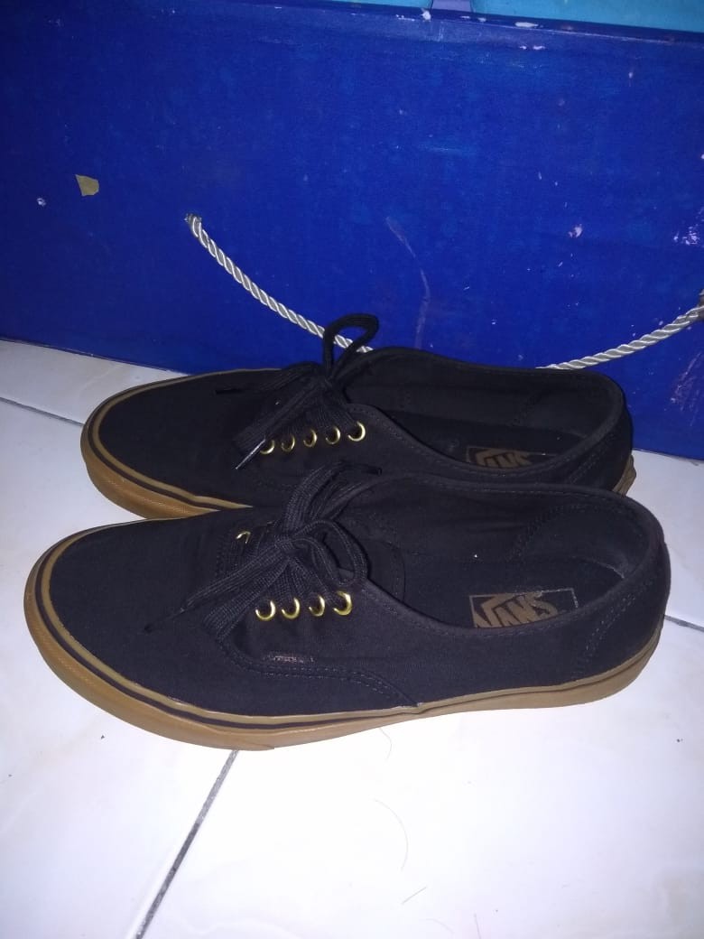 sepatu vans authentic black gum