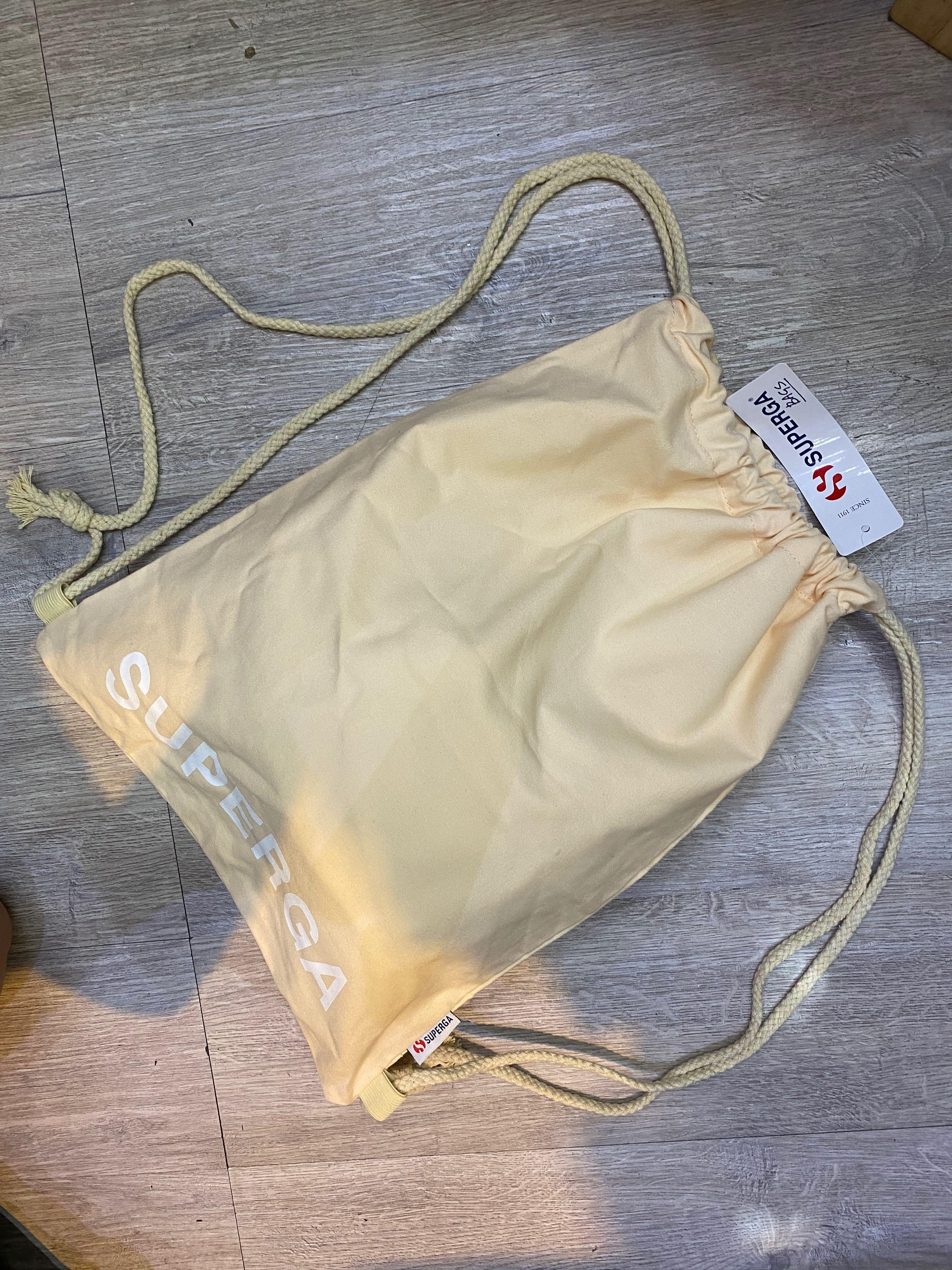 Superga stringbag / backpack （分類：背囊）位於 Hong Kong。 由 chowchowder 提交（商品編號 1012156789，圖片 1）。簡介： Superga GYMBACKPACK-wholesale price Org.€12 ( $110 HKD) Now: $50 HKD Color:Light beach Description of item: This cotton drawstring bag instantly stands out with the Superga logo lettering printed all over. Lightweight, roomy and versatile, it features a drawstring fastening and two straps, which you can wear over the shoulder or as a backpack. Made from s