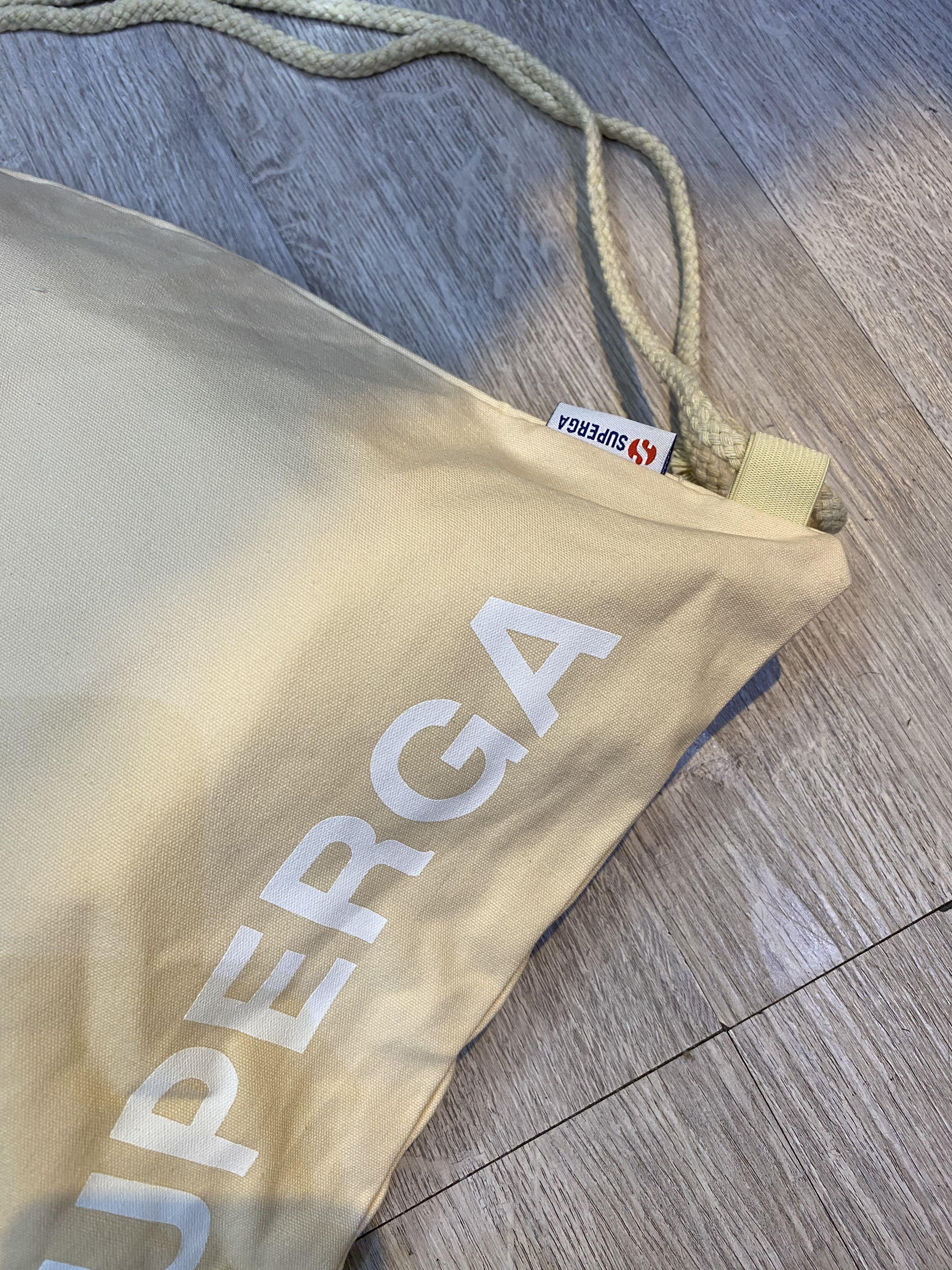Superga stringbag / backpack （分類：背囊）位於 Hong Kong。 由 chowchowder 提交（商品編號 1012156789，圖片 2）。簡介： Superga GYMBACKPACK-wholesale price Org.€12 ( $110 HKD) Now: $50 HKD Color:Light beach Description of item: This cotton drawstring bag instantly stands out with the Superga logo lettering printed all over. Lightweight, roomy and versatile, it features a drawstring fastening and two straps, which you can wear over the shoulder or as a backpack. Made from s