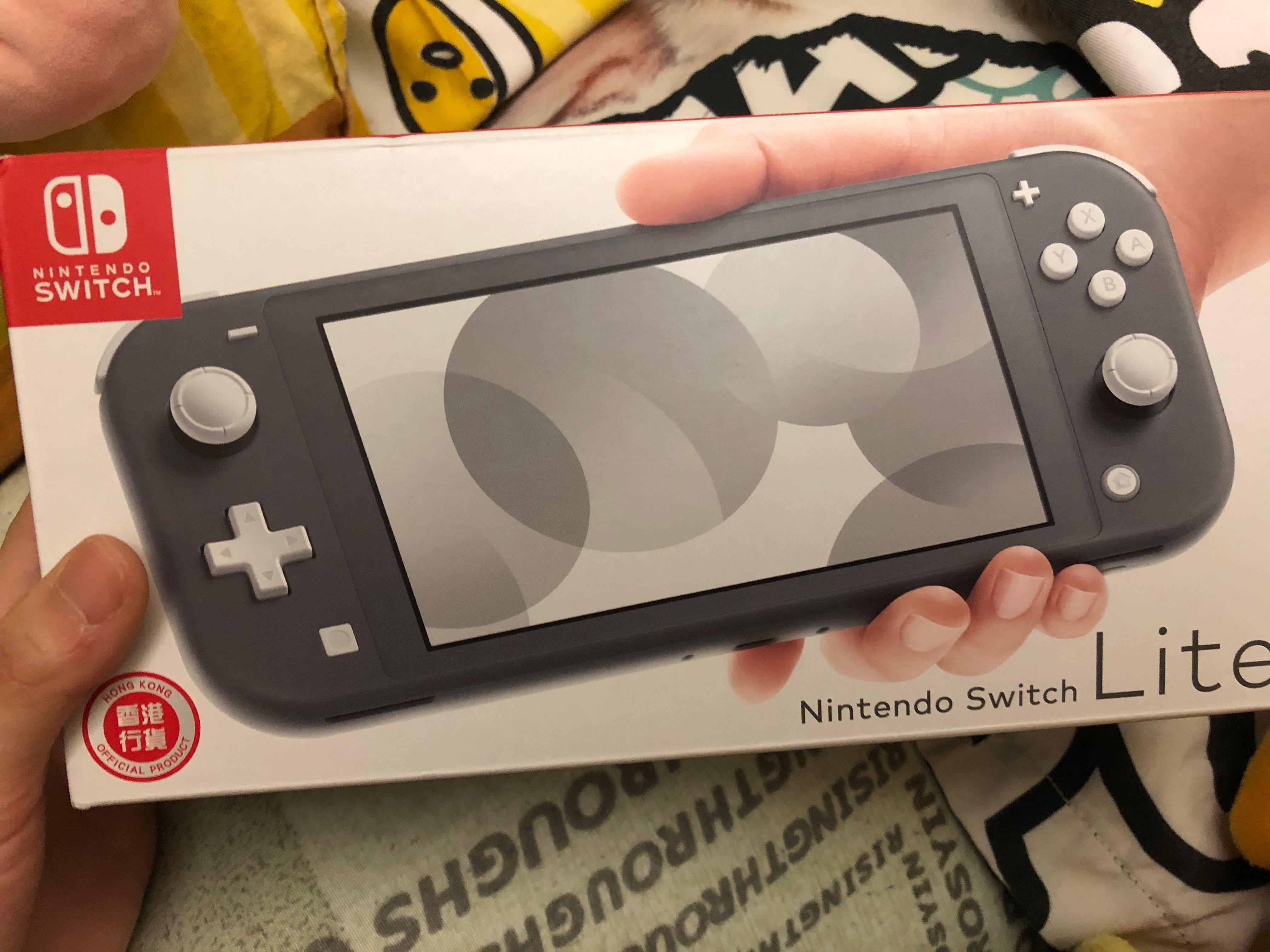Switch Lite （分類：Nintendo 任天堂）位於 Hong Kong。 由 aherum 提交（商品編號 1012197788，圖片 2）。簡介： 全新有保養 保養期 2021年 5月30日 呢個抽獎贏翻黎的 注意！請面交時試清試楚！🙂避免有不必要誤會。事先聲明，面交試清楚後，然後隔日先同我講有問題一概不付責任！請買家注意此細節，確保雙方🙂謝謝！ 。
