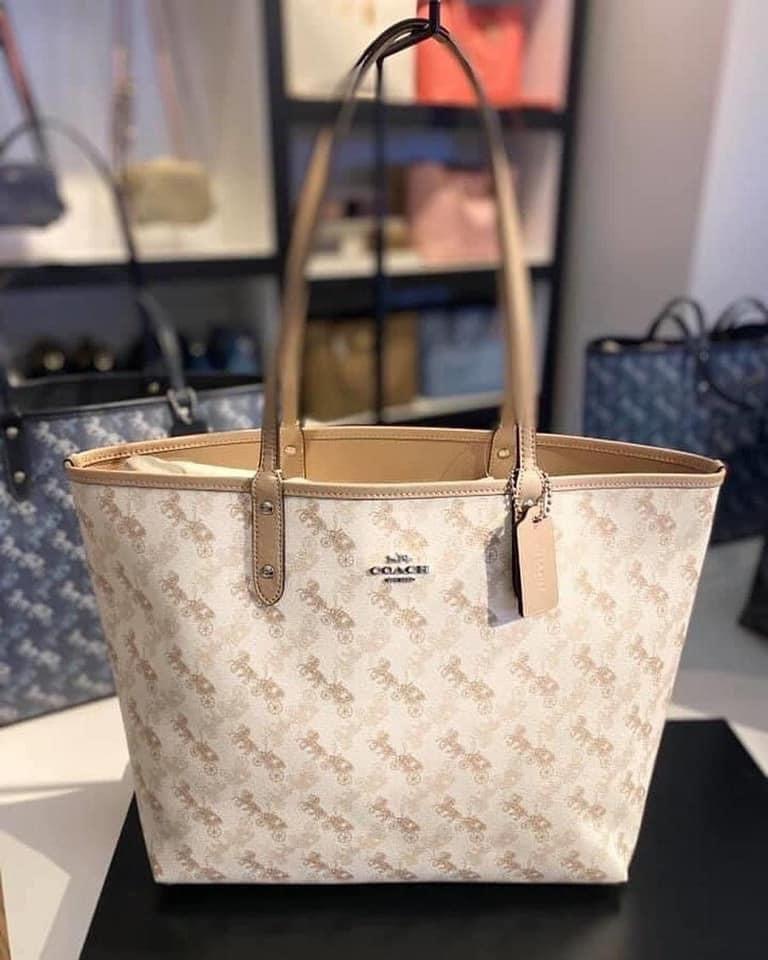 Reversible city tote with 2025 horse and carriage print