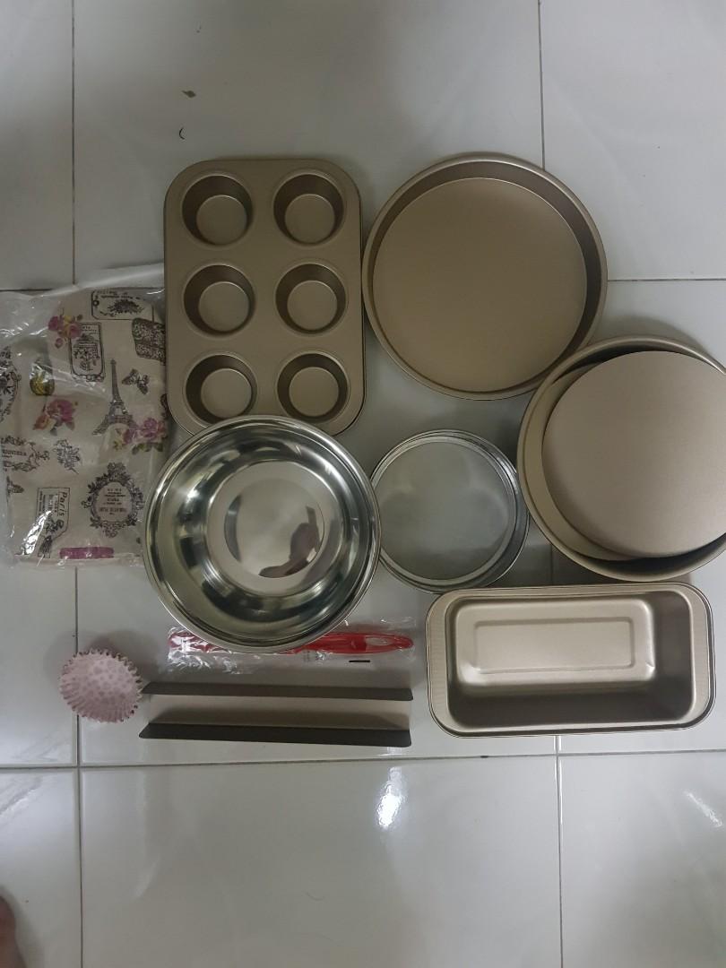 Baking tool set (Category: Cookware & Accessories) located in Singapore. Submitted by damienjiayi (Listing ID 1012428119, Image 1). Description: 7 pieces tool FREE plastic stripping knife,pastry dough scraper,hand gloves.