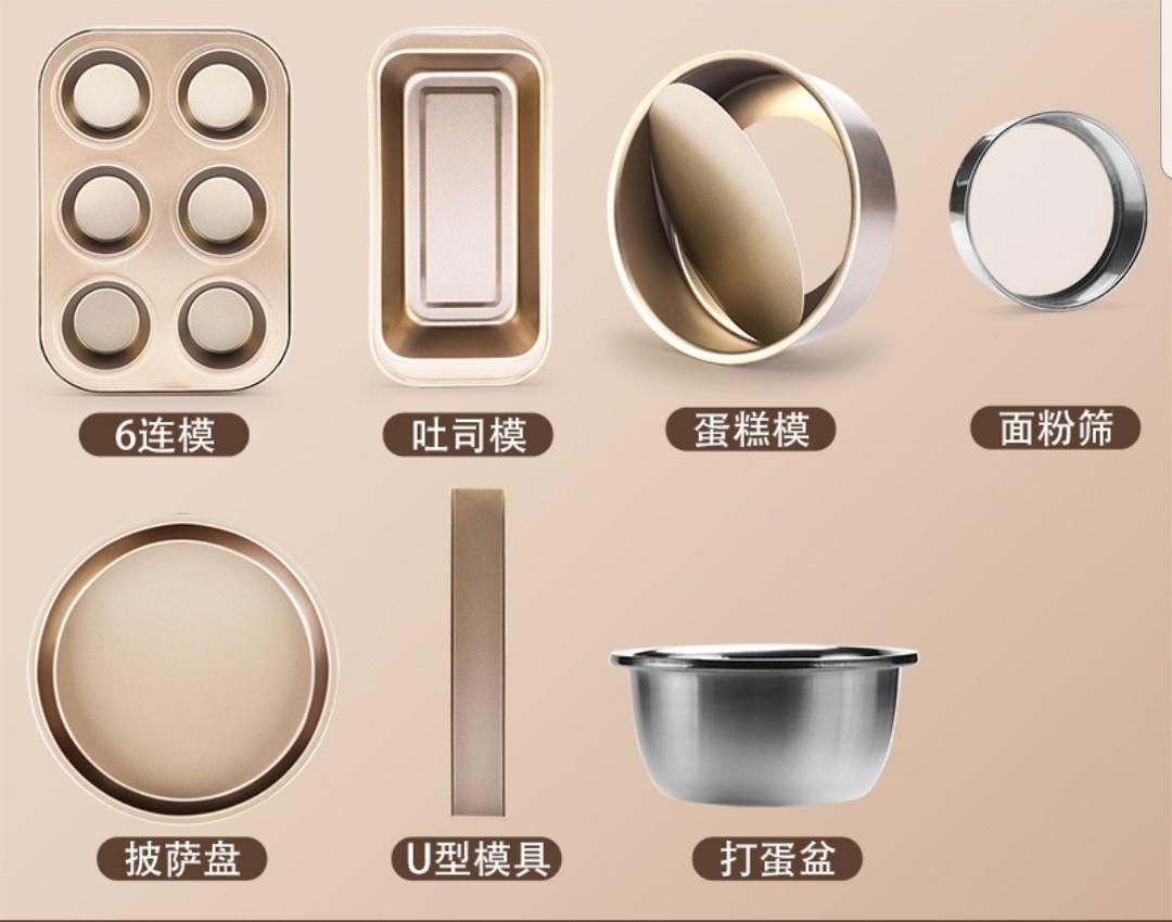 Baking tool set (Category: Cookware & Accessories) located in Singapore. Submitted by damienjiayi (Listing ID 1012428119, Image 2). Description: 7 pieces tool FREE plastic stripping knife,pastry dough scraper,hand gloves.
