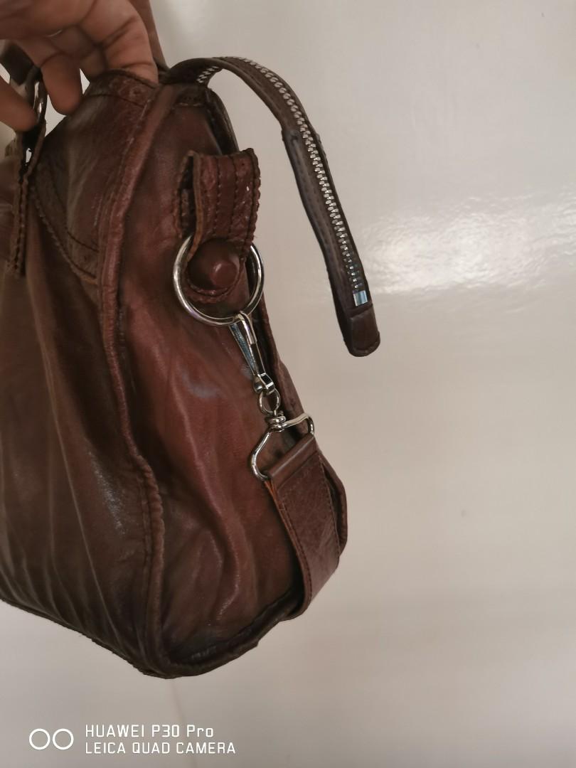 Balenciaga giant (Category: Luxury Bags & Wallets) located in Quezon City. Submitted by graciagirl (Listing ID 1012251916, Image 3). Description: Pls. See pic for authenticity... Flaws lost plate.. And one stud..at the back!.