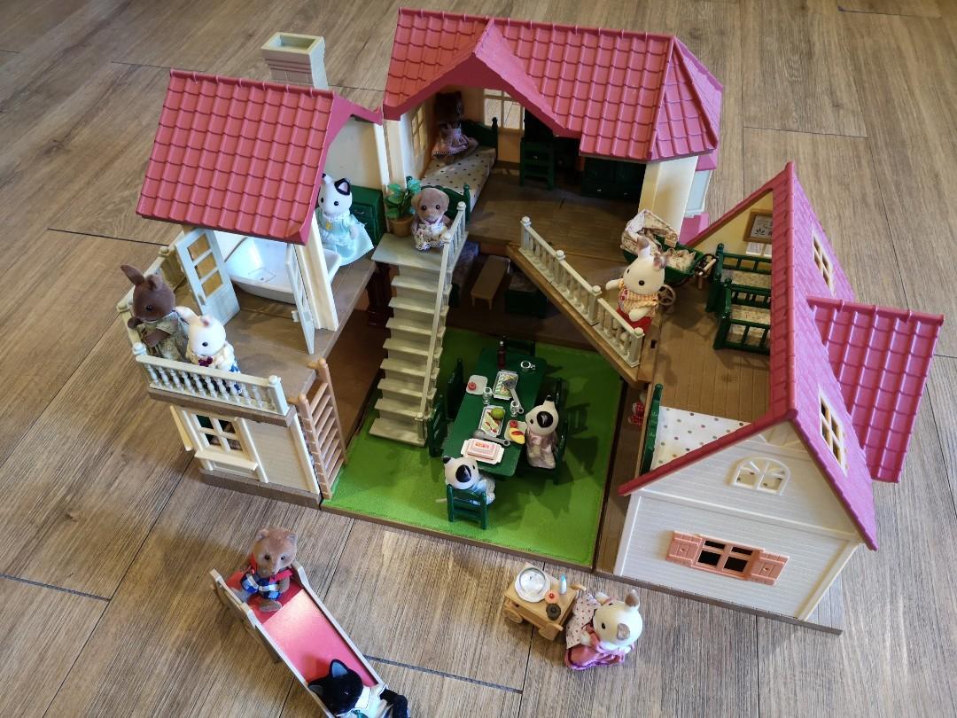 sylvanian families beechwood hall and cosy cottage gift set