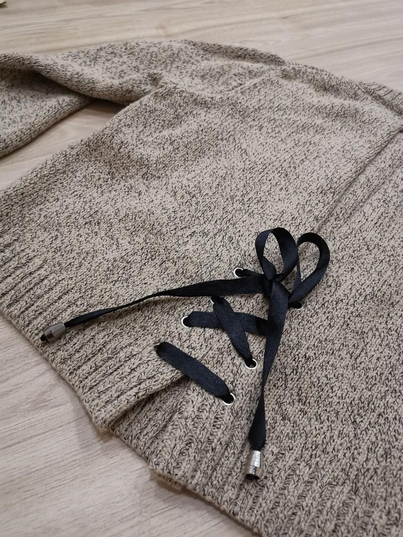 Knitted Pullover (Category: Coats, Jackets and Outerwear) located in Singapore. Submitted by cheap_and_nicee (Listing ID 1012264261, Image 4). Description: super pretty piece in a very unique colour and design at the back. fast deal!.