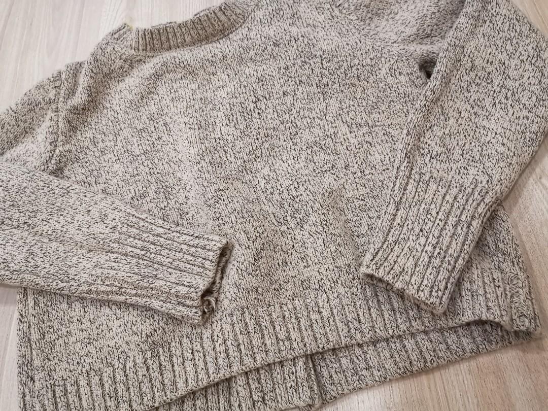 Knitted Pullover (Category: Coats, Jackets and Outerwear) located in Singapore. Submitted by cheap_and_nicee (Listing ID 1012264261, Image 2). Description: super pretty piece in a very unique colour and design at the back. fast deal!.