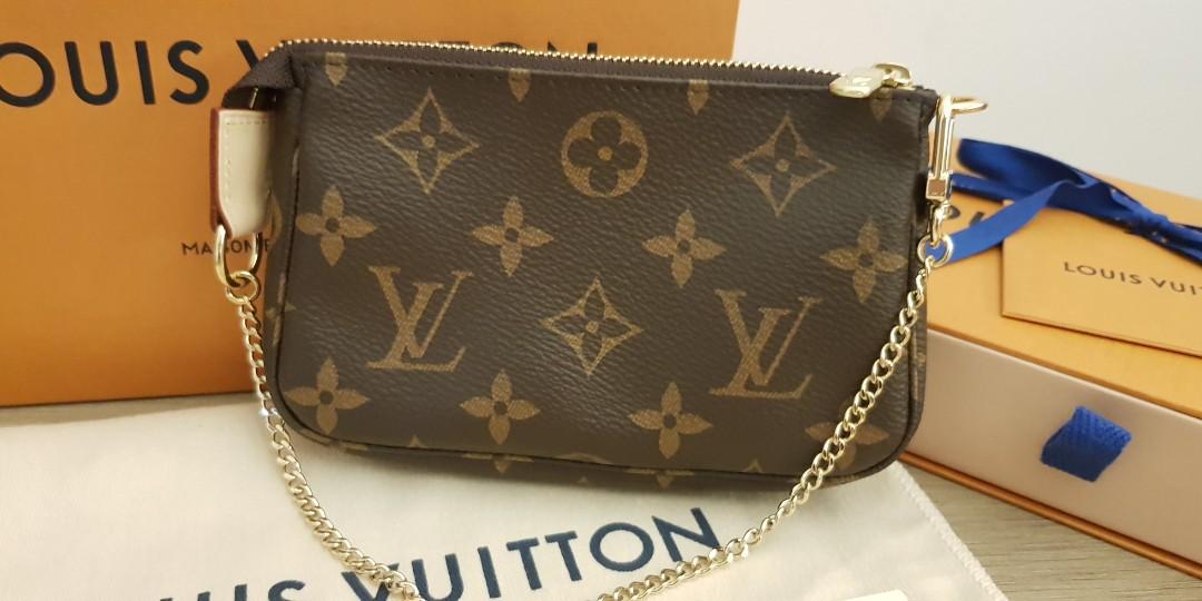 What fits in my LOUIS VUITTON mini pochette?? #louisvuitton #lv