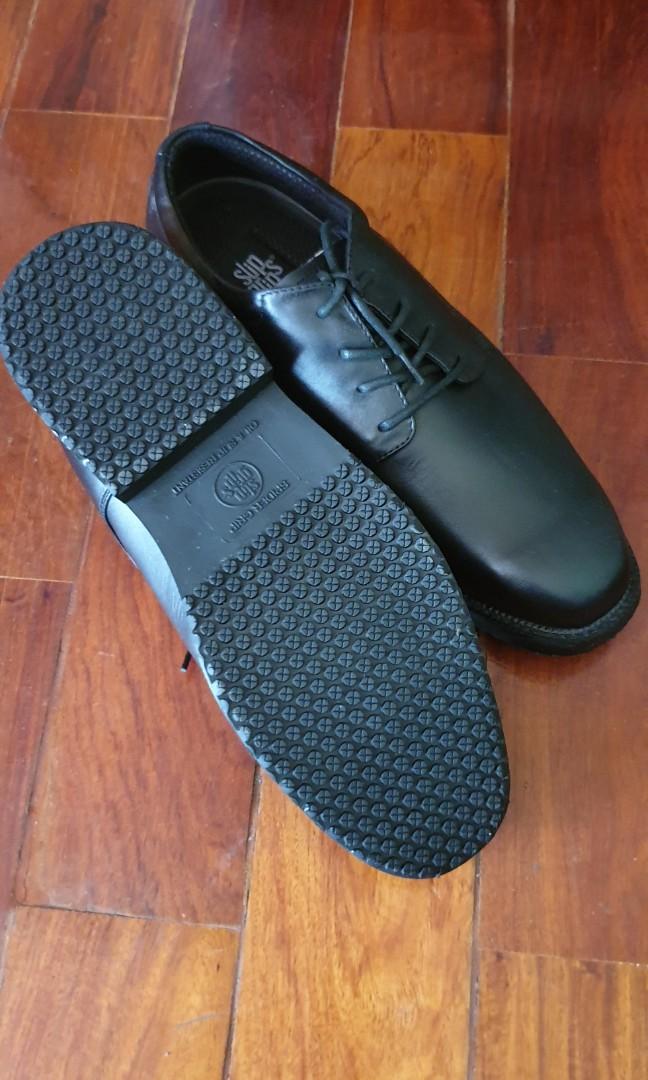 non slip oil and water resistant shoes