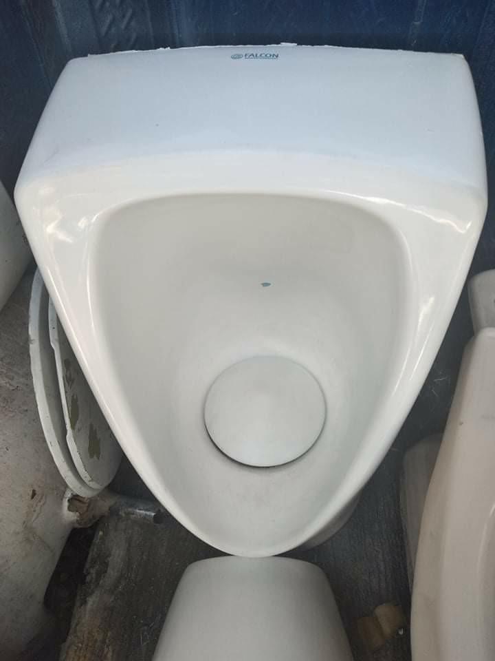 On hand 2nd Hand! Toilet Bowl Php 2,000 Urinal Medium Php 1,000 Urinal