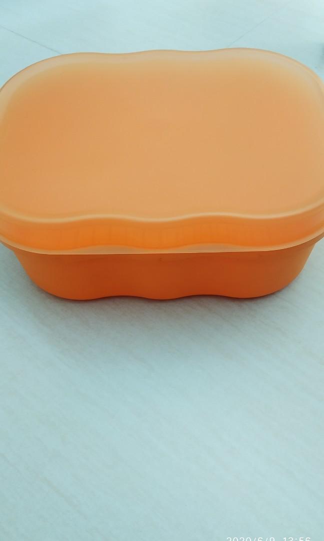 Tupperware multi purpose (Category: Food Organisation & Storage) located in Singapore. Submitted by coachforcoach (Listing ID 1012261994, Image 3). Description: Multi purpose Tupperware container For storage/food Used, but only as a storage box for dry stuffs Good for festive season for large portion of food Cover can be used as a serving tray NOT air tight $26 Deal at Telok Blangah Street 31.