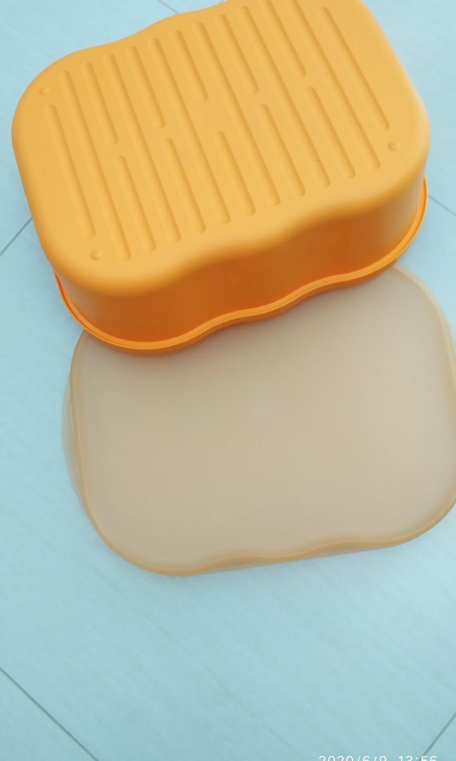 Tupperware multi purpose (Category: Food Organisation & Storage) located in Singapore. Submitted by coachforcoach (Listing ID 1012261994, Image 2). Description: Multi purpose Tupperware container For storage/food Used, but only as a storage box for dry stuffs Good for festive season for large portion of food Cover can be used as a serving tray NOT air tight $26 Deal at Telok Blangah Street 31.